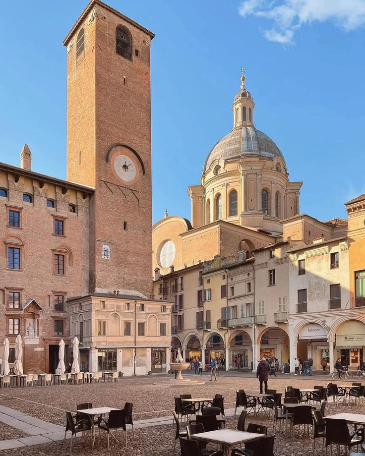 Aiutiamo le attività di Mantova a raggiungere
più clienti locali. coverage area